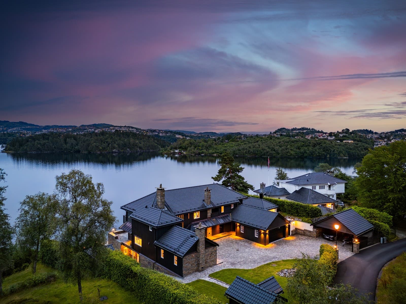 Eksklusiv villa ved Nordåsvannet med egen strandlinje, brygge og naust til 43,5 millioner