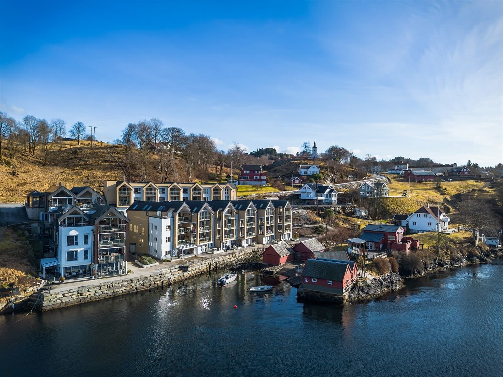 Syv meter fra vannet: Leilighet med sjøutsikt fra stue, kjøkken og veranda